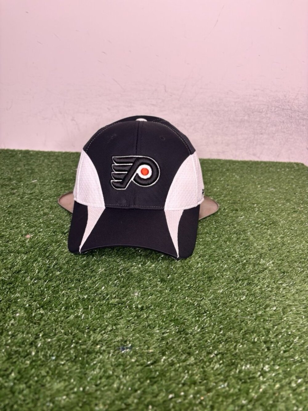 Philadelphia Flyers hat cap fitted small S/M black white reebok Y2K hockey mens